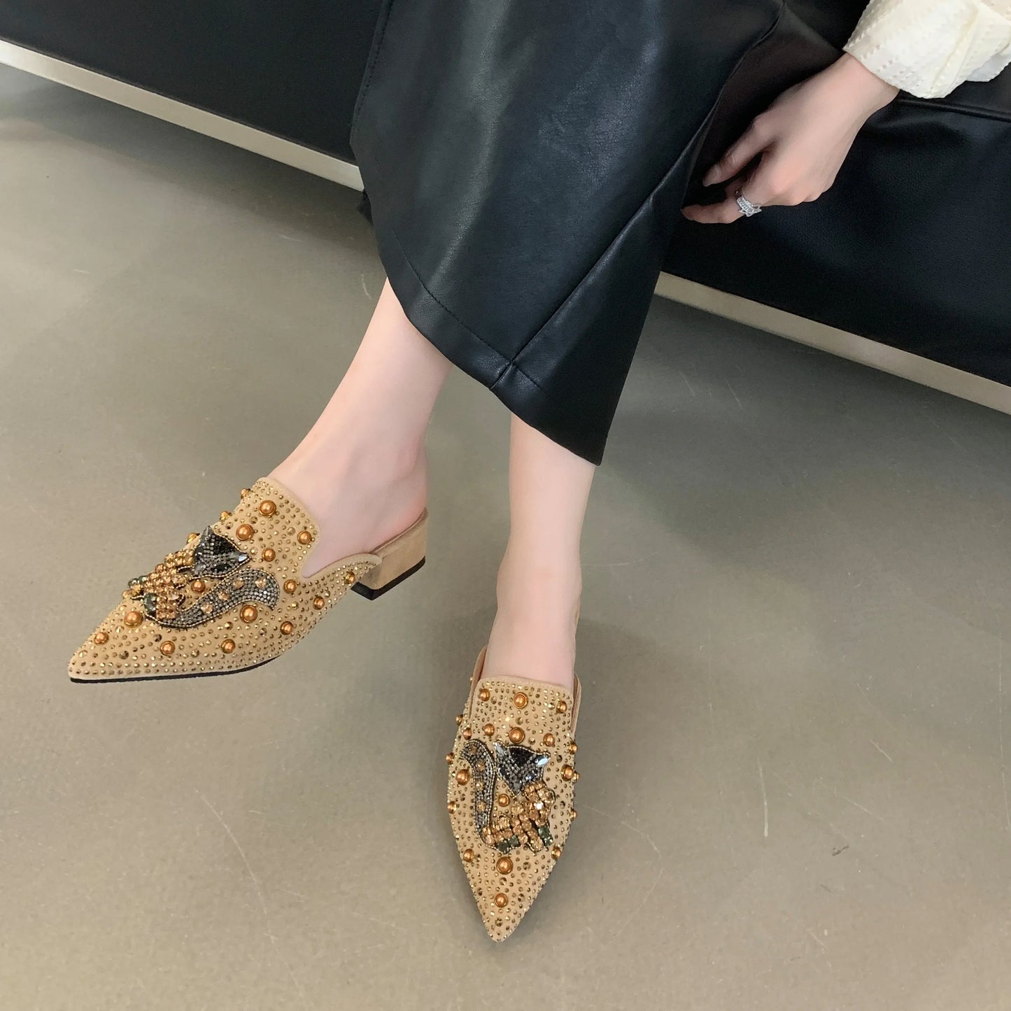 2024 Women Medium Heel Slippers Fashionable Pointed Toe Suede Fox Rhinestone Rivets Thick Heel Shoes for Outerwear Mules