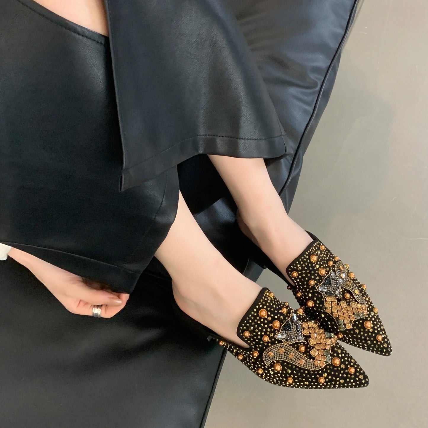 2024 Women Medium Heel Slippers Fashionable Pointed Toe Suede Fox Rhinestone Rivets Thick Heel Shoes for Outerwear Mules